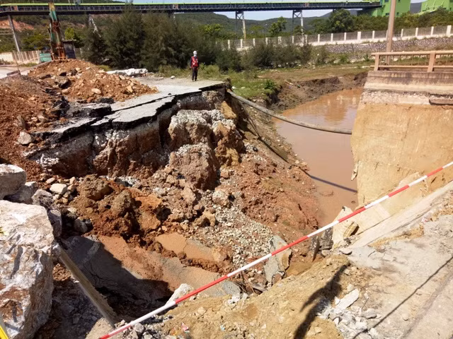 Hố sụt lún một làn đường đầu cầu Yên Hòa vẫn chưa thể khắc phục