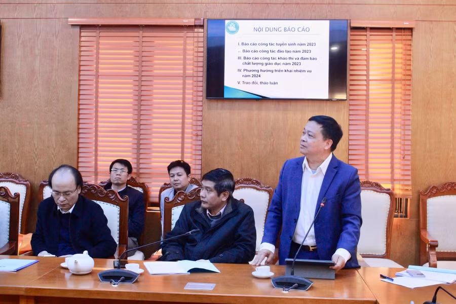 PGS.TS Nguyễn Hữu Công, Phó Giám đốc Đại học Thái Nguyên đóng góp ý kiến tại hội nghị.