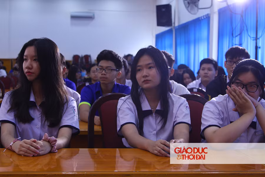 Học sinh trường THPT Nguyễn Du chăm chú lắng nghe những chia sẻ và giải đáp thắc mắc từ khách mời.