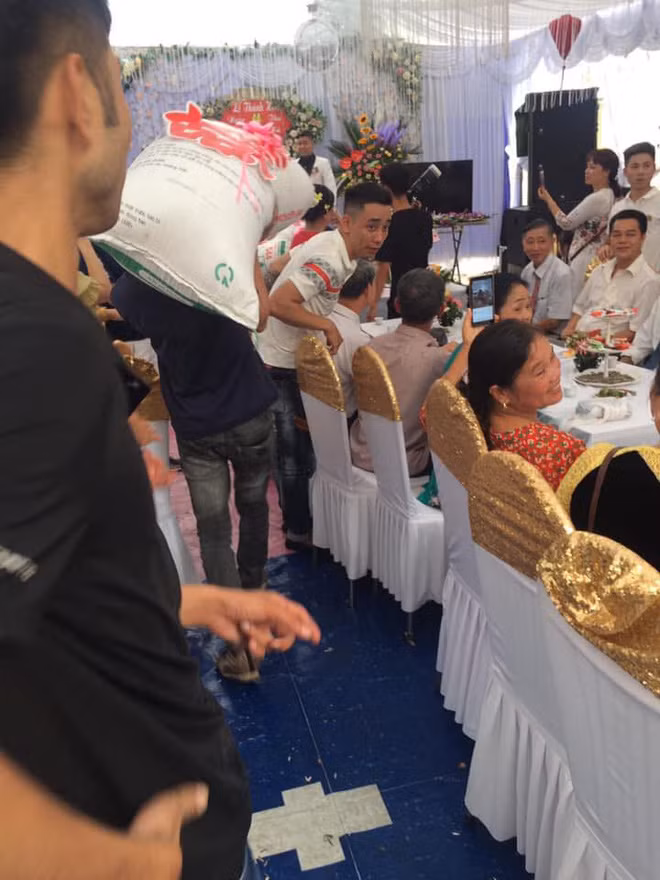 Trong ngày cưới, cô dâu chú rể méo mặt vì nhận phải quà siêu to, hai người bê không nổi-2