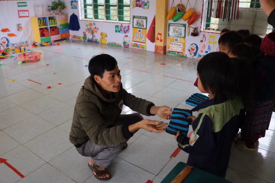 Thầy Thắng trao khăn ấm cho các em học sinh