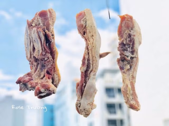 Thời tiết nắng nóng 40 độ C, tranh thủ làm ngay thịt heo một nắng là chuẩn nhất! - Ảnh 2.