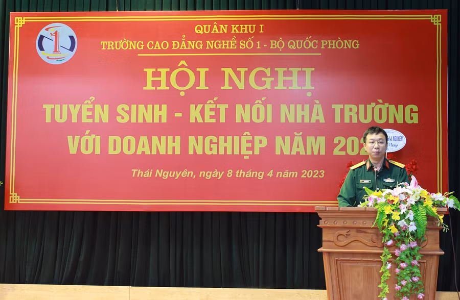 Đại tá, TS Phạm Văn Hoà, Hiệu trưởng Cao đẳng nghề số 1 Bộ Quốc phòng phát biểu tại Hội nghị.