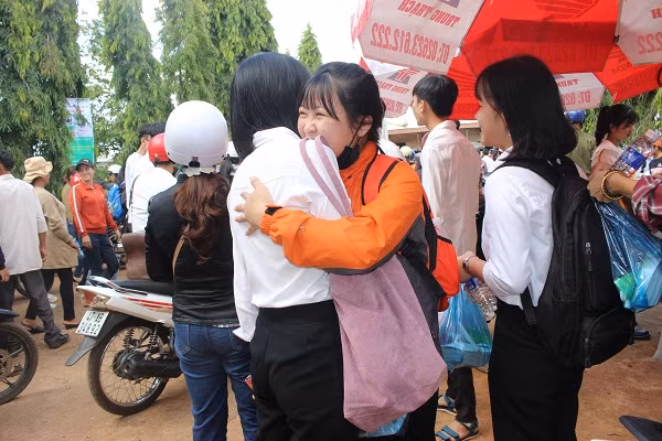 Sĩ tử trao nhau những cái ôm động viên, hạnh phúc sau khi hoàn thành bài thi THPT quốc gia 2019.
