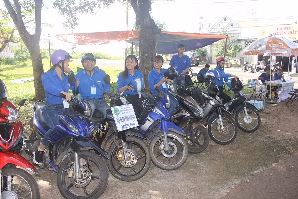 Đội ngũ xe ôm miễn phí luôn túc trực tại cổng trường (tỉnh Gia Lai) để hỗ trợ thí sinh và người nhà thí sinh khi cần thiết.