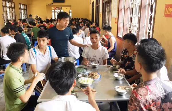 Thầy, cô giáo ở Trường THPT Bắc Hà chăm lo bữa ăn cho các thí sinh.