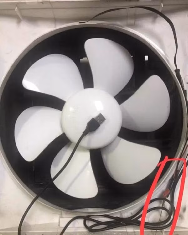 Thuê phòng trọ ở nửa năm, người đàn ông tá hỏa phát hiện camera quay lén trong nhà tắm được lắp tinh vi trên thành quạt thông gió-2