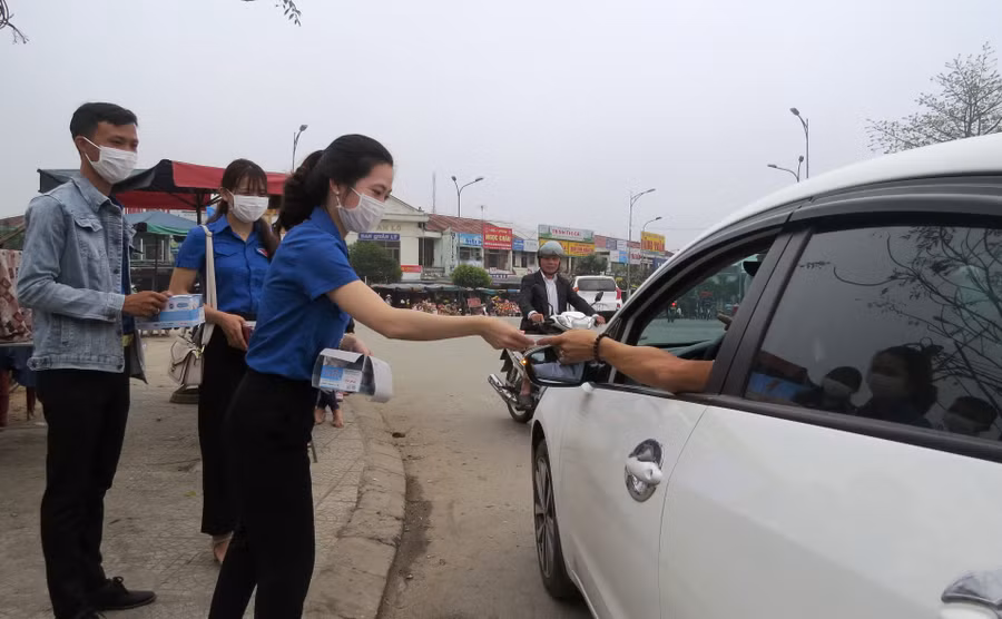 Phát khẩu trang miễn phí tại các điểm công cộng. Phát khẩu trang miễn phí tại các điểm công cộng.