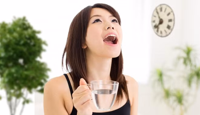 Nên uống đủ nước mỗi ngày.