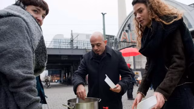 Người tị nạn Syria nấu ăn cho dân vô gia cư Berlin ảnh 3