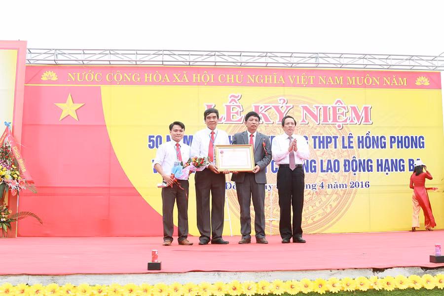 Trường THPT Lê Hồng Phong tại Lễ kỷ niệm 50 năm thành lập, đón nhận Huân chương Lao động hạng Ba.