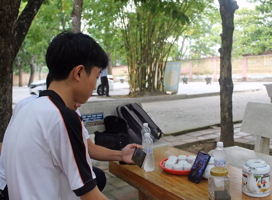 Quang trò chuyện với mẹ qua điện thoại. Ảnh: LT.