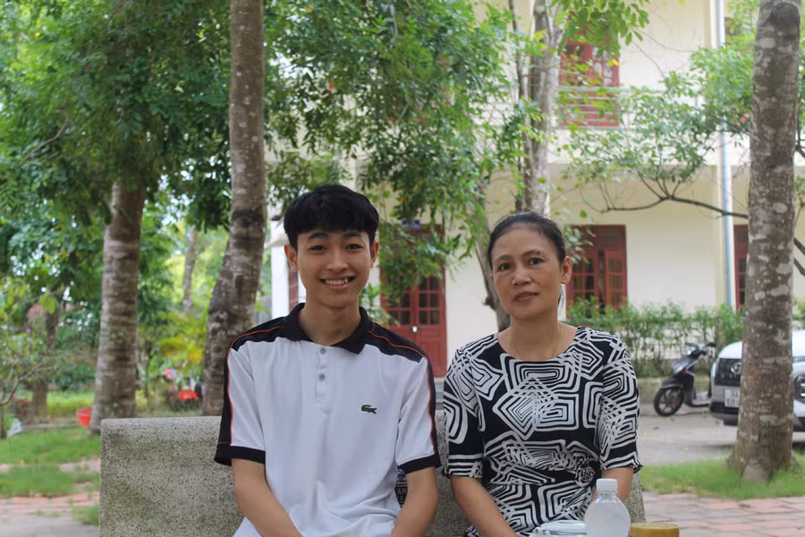 Quang cùng cô giáo chủ nhiệm Lê Thanh Tâm. Ảnh: Lường Toán.