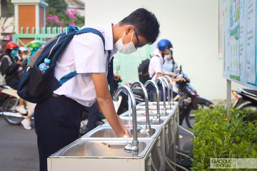 Ngoài Gel rửa tay khô, thầy cô cũng lắp đặt bồn rửa tay và xà phòng sạch khuẩn phục vụ học sinh ngay tại cổng trường.