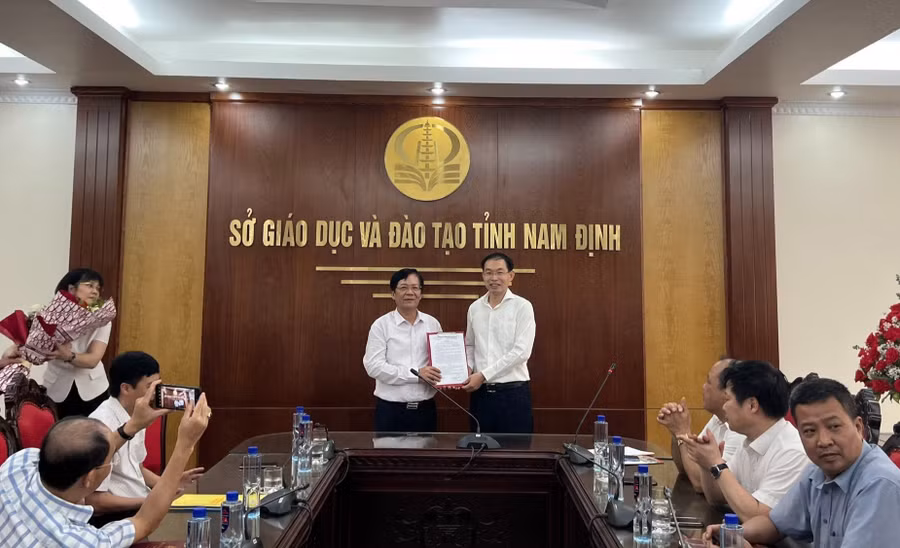 Ông Tạ Văn Khiêm (phải) đón nhận quyết định từ lãnh đạo Sở GD&amp;ĐT để làm Trưởng Phòng Giáo dục Chính trị và Công tác học sinh, sinh viên.