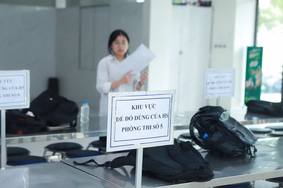 Tại đây bố trí phòng giữ đồ của thí sinh do các thanh niên tình nguyện đảm trách.