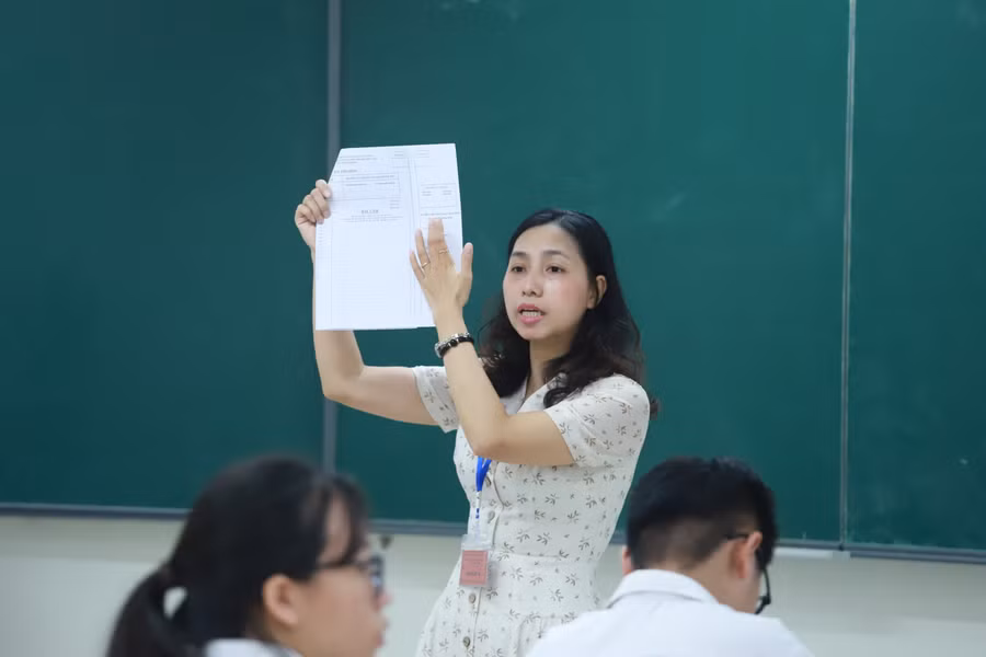 Công tác tập huấn nghiệp vụ thi để cán bộ coi thi nắm vững quy chế thi tốt nghiệp THPT được các địa phương đặc biệt chú trọng. Ảnh: Đình Tuệ. Công tác tập huấn nghiệp vụ thi để cán bộ coi thi nắm vững quy chế thi tốt nghiệp THPT được các địa phương đặc biệt chú trọng. Ảnh: Đình Tuệ.