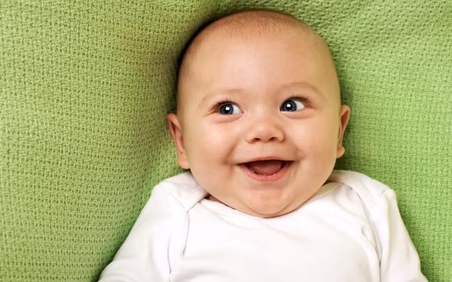 Khi nhìn thấy mẹ đi ngang qua, bé nhoẻn miệng cười và dang tay muốn mẹ ôm vào lòng, chứng tỏ bé rất thông minh (Ảnh minh họa).