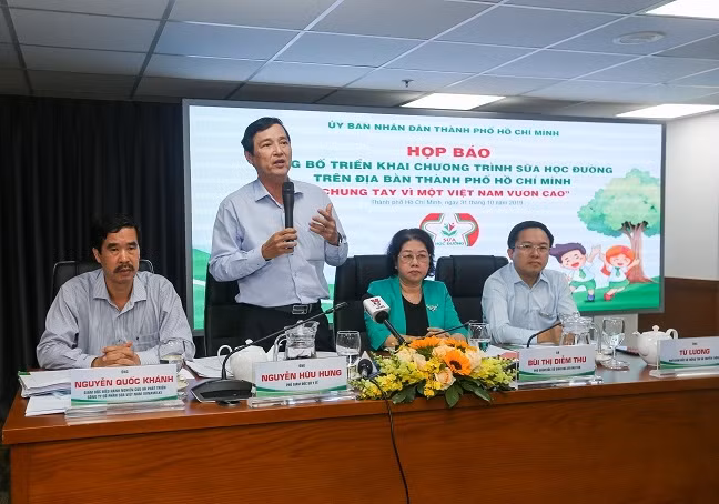Cong bo trien khai chuong trinh sua hoc duong tren dia ban TP.HCM ‘Chung tay vi mot Viet Nam vuon cao’