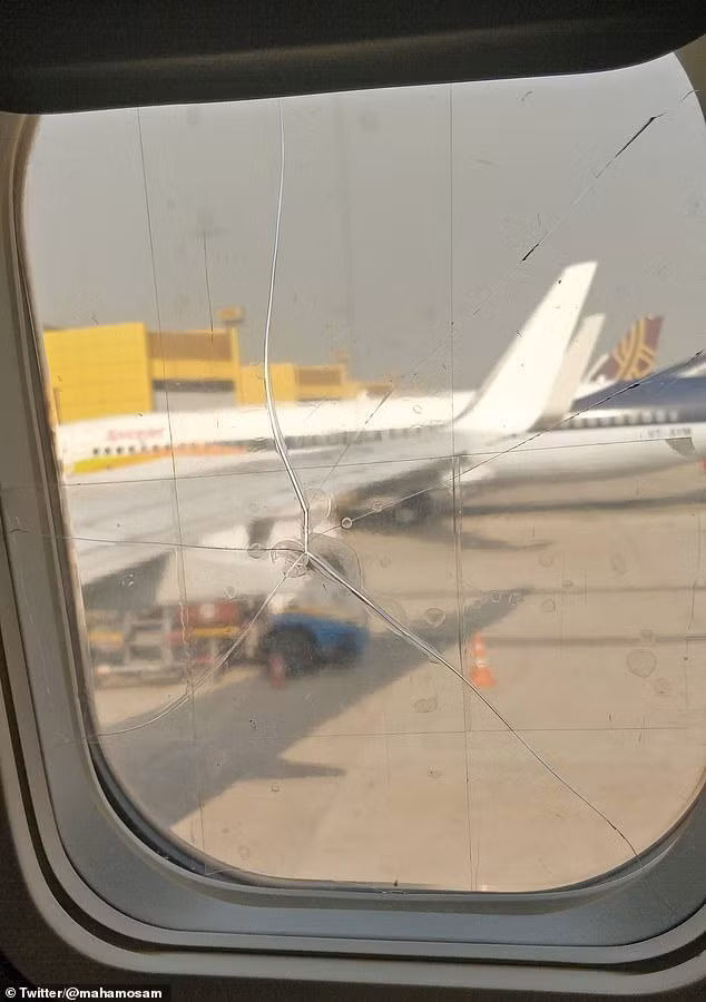  Cánh cửa bị vỡ bên trong một máy bay của&nbsp;Spicejet.