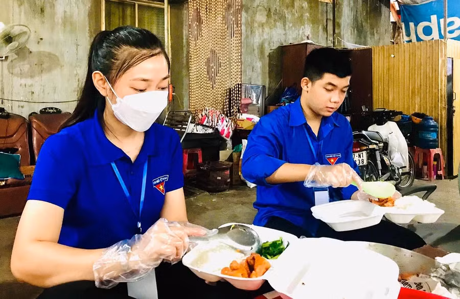 Các suất cơm có đầy đủ thịt, rau xanh, canh.