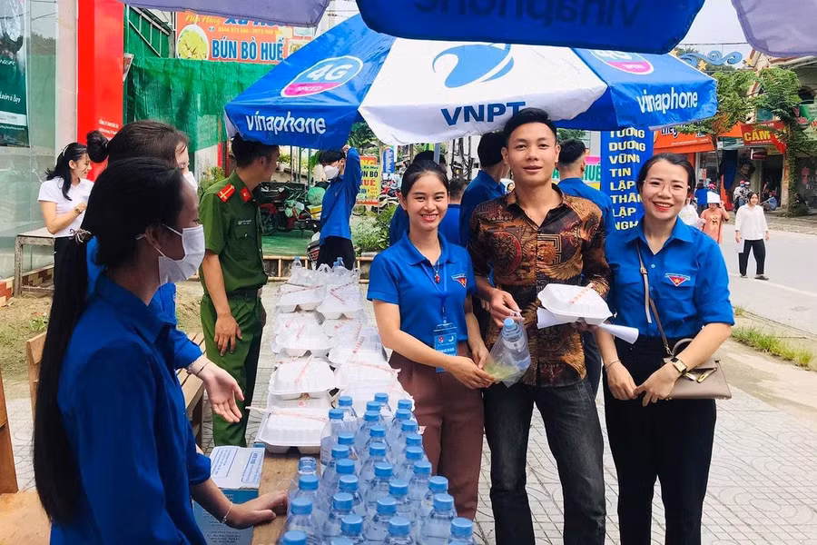 Thí sinh vui mừng nhận cơm trưa từ các đoàn viên, thanh niên.