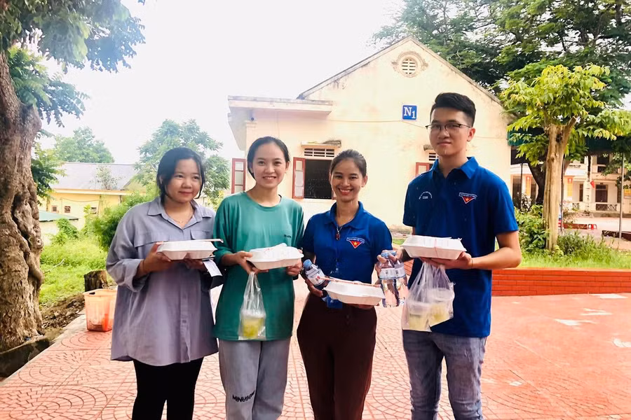 Đây là năm thứ 4 Huyện đoàn Tương Dương tổ chức nấu cơm phục vụ các sĩ tử.