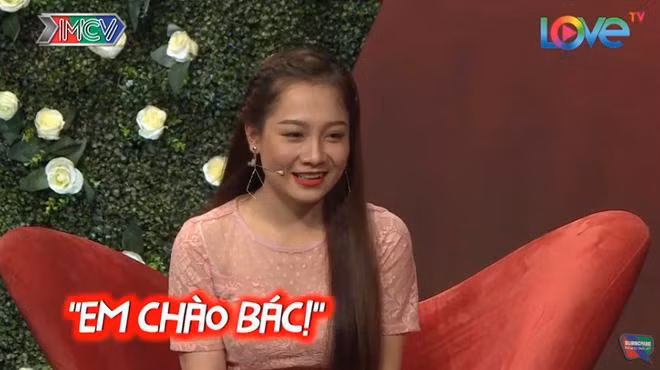 Gặp bố chàng trai, cô gái cất lời chào khiến tất cả “đứng hình” 
