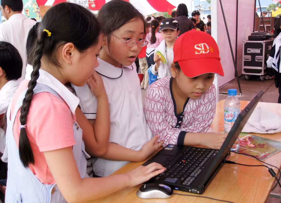 Học sinh tìm hiểu kiến thức Lịch sử - Địa lý trên máy tính Ảnh: Hà Thành