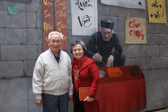 Người già thì tranh thủ lưu lại những khoảnh khắc thật đẹp trong không khí Hà Nội sắp sửa đón Tết.