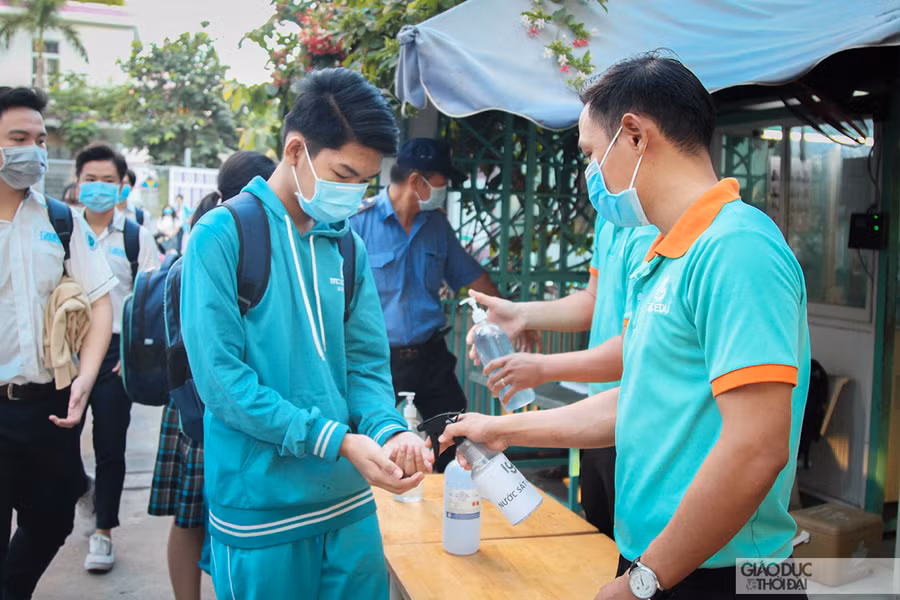 Các trường đều thực hiện nghiêm túc khuyến cáo "5K" của Bộ Y tế, đảm bảo học sinh đều đeo khẩu trang, đo thân nhiệt và rửa tay sát khuẩn trước khi vào trường.