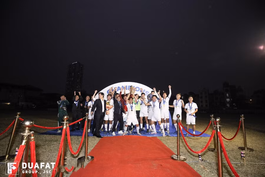 Chủ tịch Lê Duy Hưng trao cúp vàng cho đội vô địch – Xi Măng Xuân Thành FC