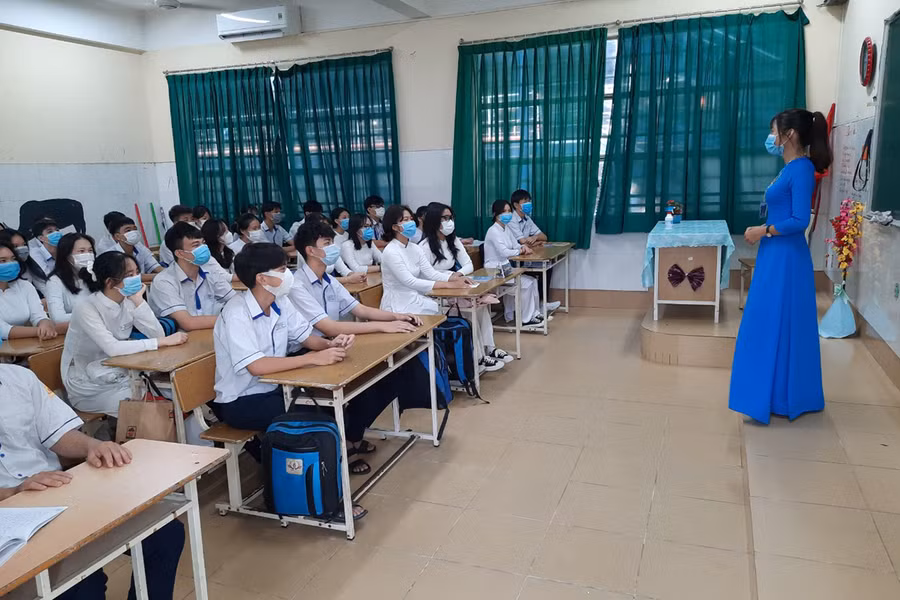 Tất cả học sinh và giáo viên cũng được trường yêu cầu đeo khẩu trang khi dạy và học tại lớp.