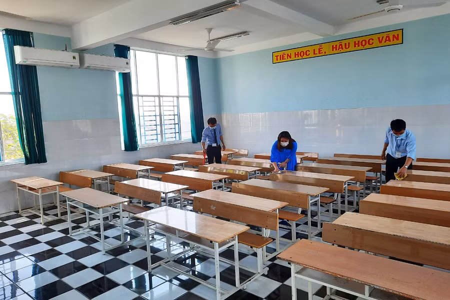 CBGV cùng các nhân viên Trường TH-THCS-THPT Đinh Tiên Hoàng đã cùng nhau tổng vệ sinh toàn bộ khuôn viên trường và các lớp học trước khi đón học sinh trở lại.