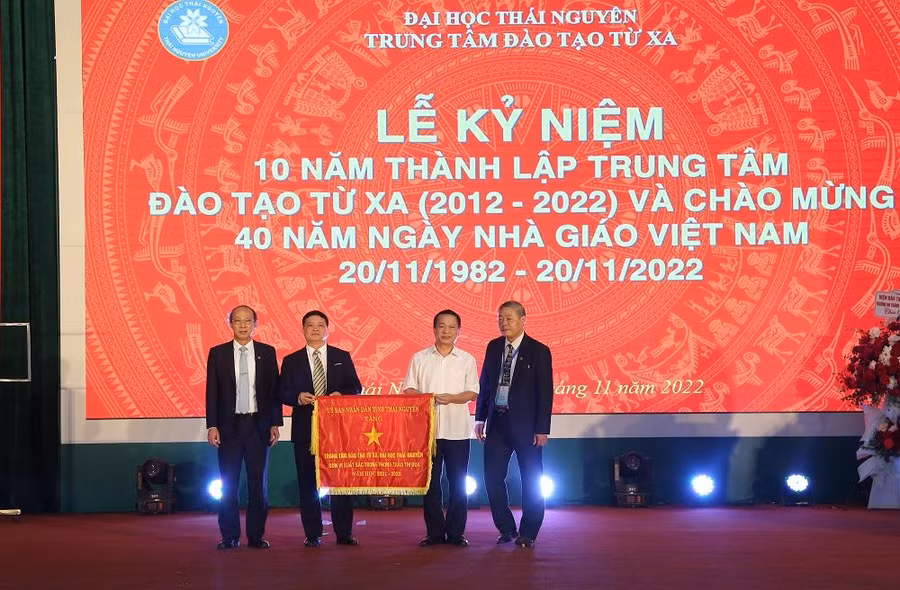 UBND tỉnh Thái Nguyên tặng cờ thi đua cho Trung tâm đào tạo từ xa Đại học Thái Nguyên. UBND tỉnh Thái Nguyên tặng cờ thi đua cho Trung tâm đào tạo từ xa Đại học Thái Nguyên.