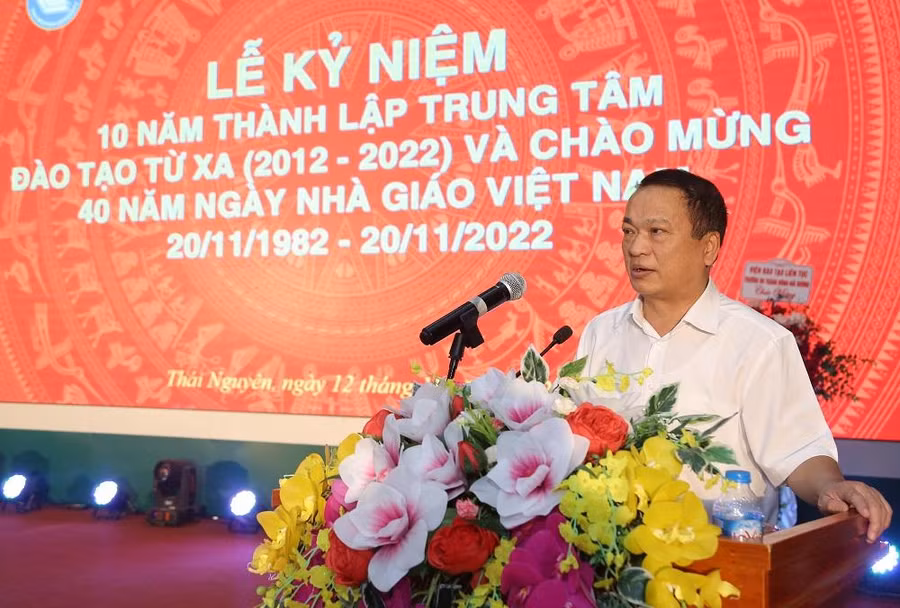 GS.TS Phạm Hồng Quang, Chủ tịch Hội đồng Đại học Thái Nguyên phát biểu chúc mừng. GS.TS Phạm Hồng Quang, Chủ tịch Hội đồng Đại học Thái Nguyên phát biểu chúc mừng.