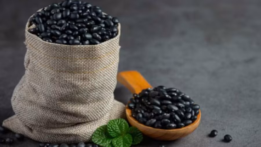 Tiêu thụ quá nhiều đậu đen có thể gây đầy hơi. (Ảnh: ITN) Tiêu thụ quá nhiều đậu đen có thể gây đầy hơi. (Ảnh: ITN)
