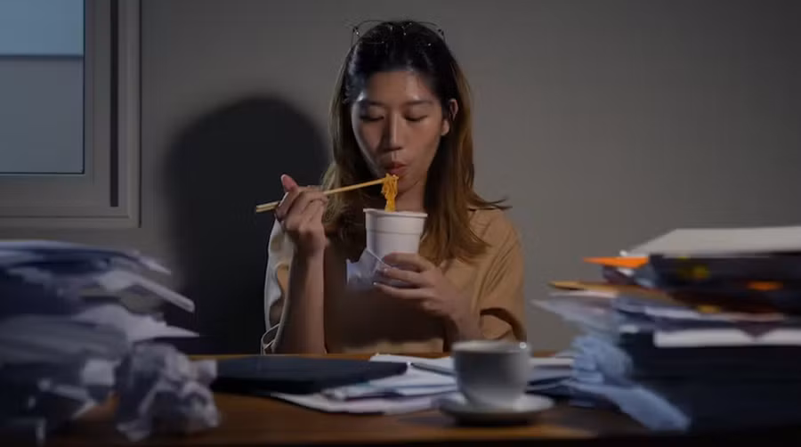 Có một số bằng chứng cho thấy ăn nhẹ trước khi đi ngủ giúp giữ lượng đường trong máu ổn định qua đêm. (Ảnh: ITN)