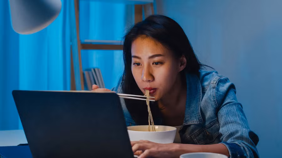 Ăn khuya sẽ ít no hơn và dẫn đến lượng calo nạp vào nhiều hơn so với ăn sớm hơn trong ngày. (Ảnh: ITN)