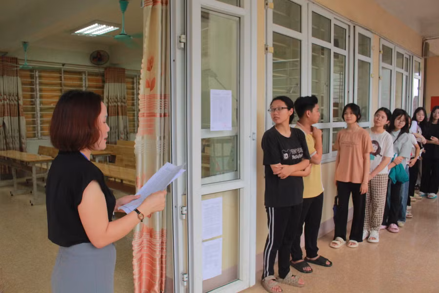 Các thí sinh tại điểm thi trường THPT Lương Ngọc Quyến, TP Thái Nguyên.