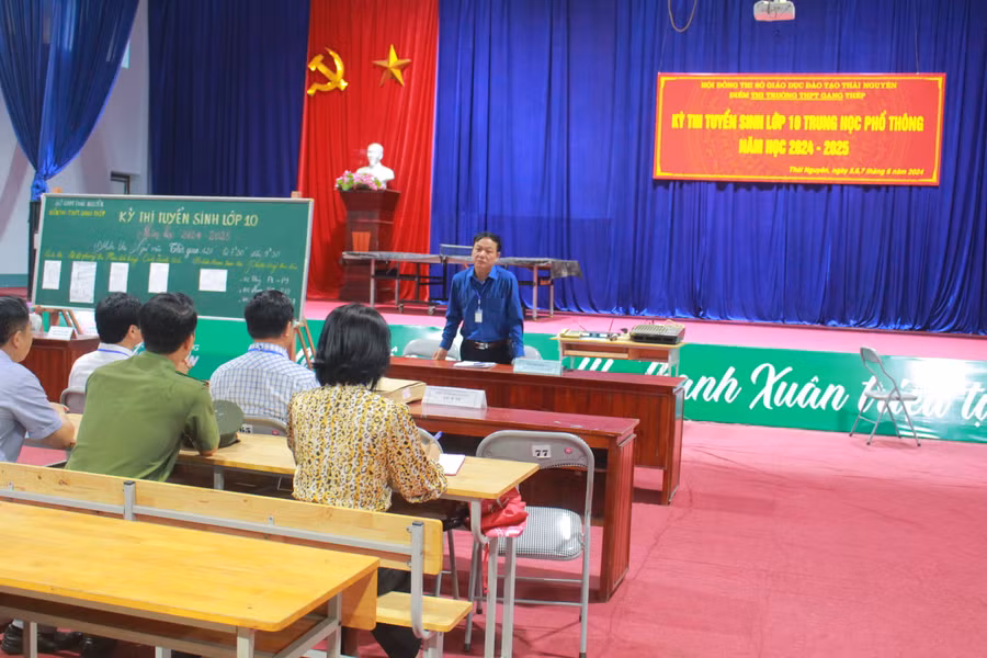 Đoàn kiểm tra do Phó Chủ tịch Thường trực UBND tỉnh Thái Nguyên Đặng Xuân Trường làm việc tại trường THPT Gang Thép. Đoàn kiểm tra do Phó Chủ tịch Thường trực UBND tỉnh Thái Nguyên Đặng Xuân Trường làm việc tại trường THPT Gang Thép.