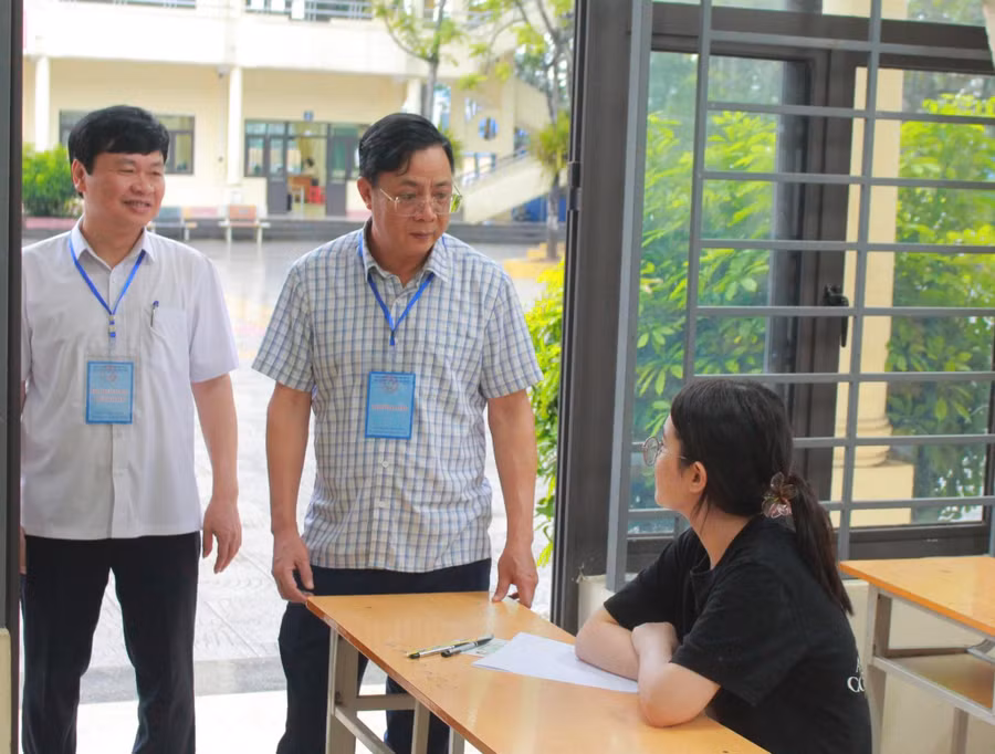 Lãnh đạo tỉnh Thái Nguyên động viên thí sinh tham dự kỳ thi vào lớp 10.
