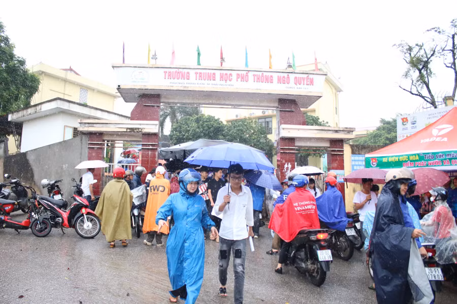 Kết thúc môn thi đầu tiên, các thí sinh Thái Nguyên với tâm lý thoải mái. Kết thúc môn thi đầu tiên, các thí sinh Thái Nguyên với tâm lý thoải mái.