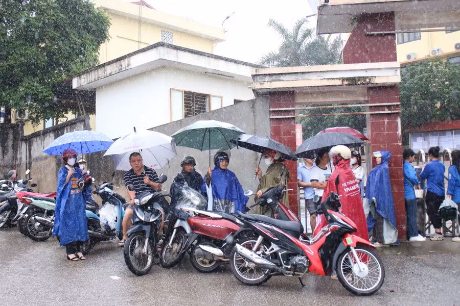Các bậc phụ huynh có mặt từ rất sớm chờ các em tại cổng trường. Các bậc phụ huynh có mặt từ rất sớm chờ các em tại cổng trường.