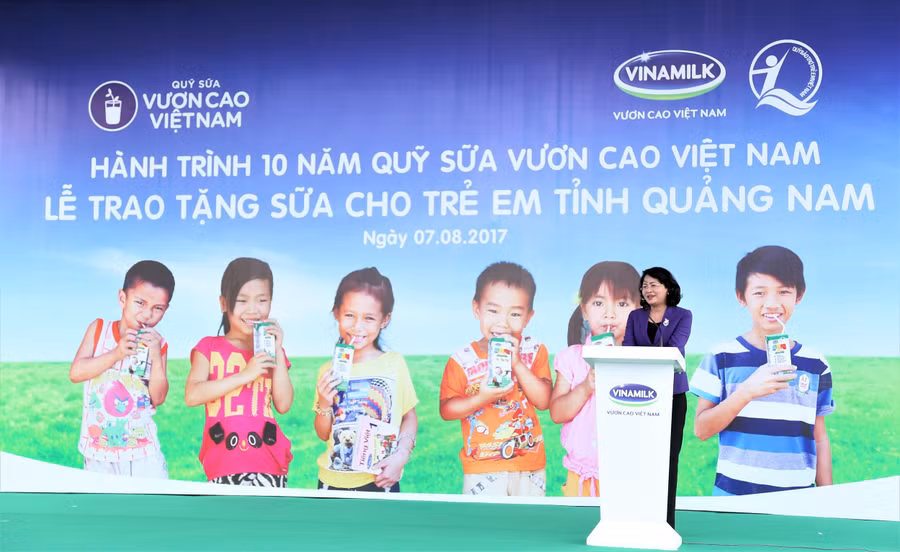 Khởi động hành trình trao sữa 10 năm liên tiếp của quỹ sữa vươn cao việt nam trao tặng 46.500 ly sữa cho trẻ em tỉnh Quảng Nam