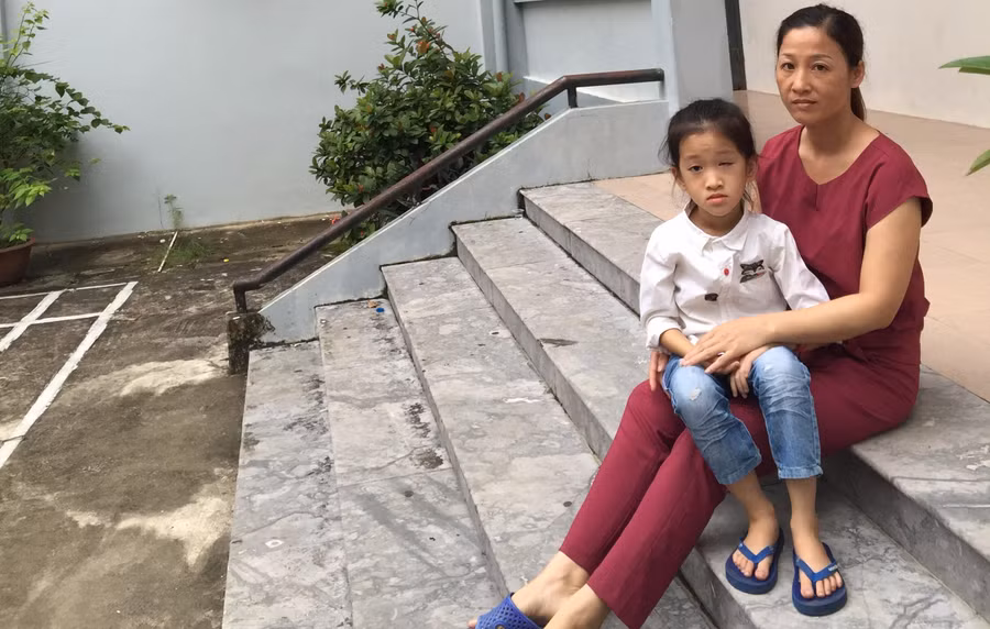 Phương Anh và mẹ tại TAND tỉnh Thanh Hóa sáng 7/8/2017. Ảnh: Nguyễn Quỳnh