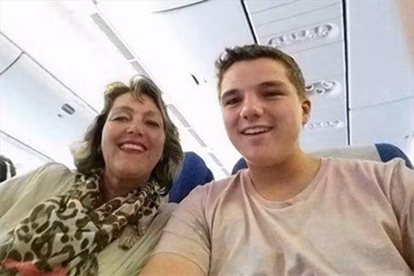 Cậu thiếu niên người Hà Lan Gary Slok chụp tấm ảnh selfie này cùng mẹ mình trên chuyến MH17 của hãng hàng không Malaysia Airlines trước khi nó cất cánh. Chỉ 3 tiếng sau, chiếc máy bay bị bắn rơi khỏi bầu trời Ukraine, cướp đi sinh mạng của cả hai mẹ con cùng 296 hành khách khác.