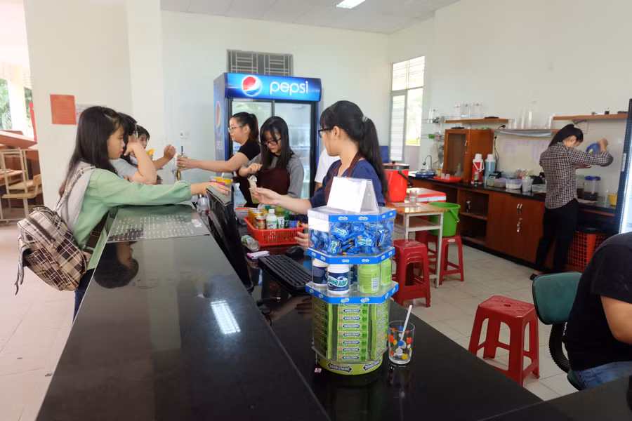  SV trường ĐH Kinh tế làm việc bán thời gian tại căng tin của nhà trường.