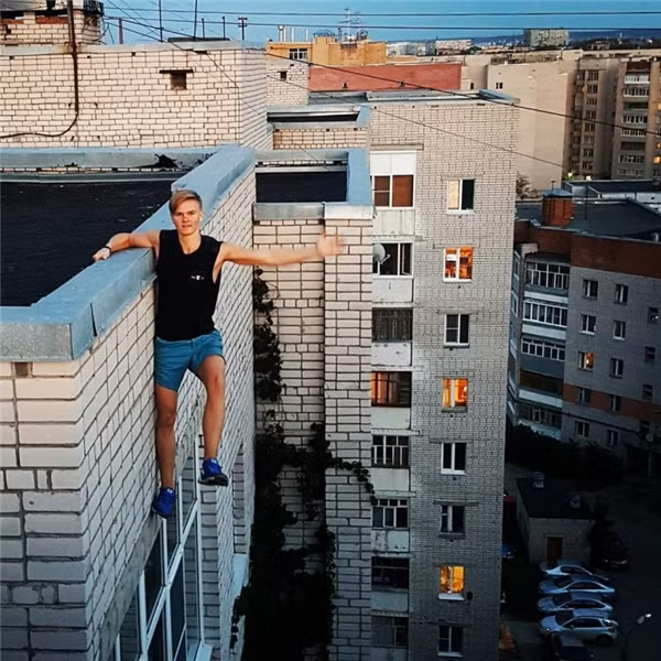 Anh chàng người Nga Andrey Retrovsky chụp bức ảnh này để đăng lên Instagram. Chỉ 10 giây sau, anh rơi xuống đất và tử nạn.