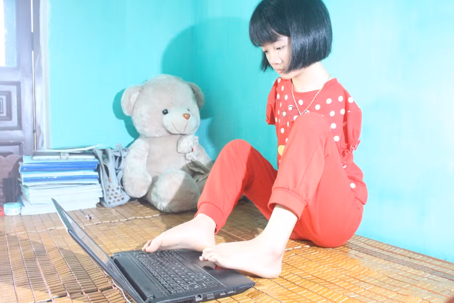 Nữ sinh khuyết tật có nghị lực phi thường